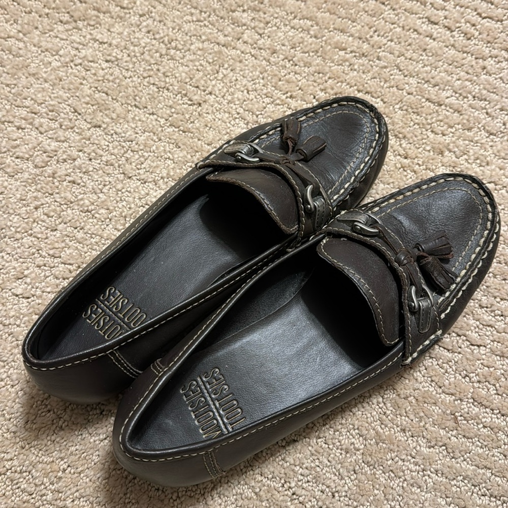 Women’s size 6 Moontsies Tootsies dark brown loafer